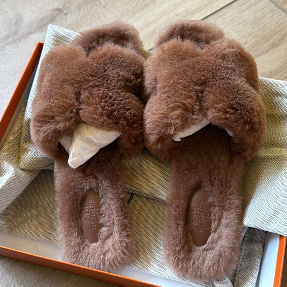 Hermes Shearling Oran in natural 38 excellent condition rare and hard to get